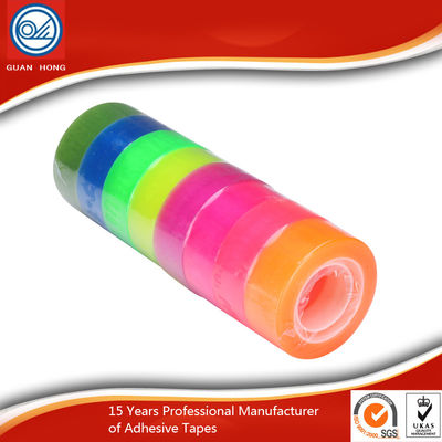 China Breekbare BOPP Gedrukte Verpakkende Band Lichtgewicht met Acrylkleefstof leverancier